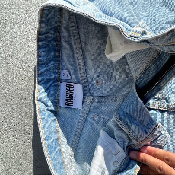 Ragged Jean shorts with slit - Picture 3 of 3